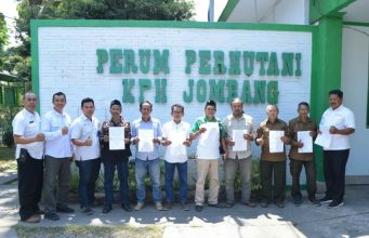 Perhutani KPH Jombang Bersama ECOTON, LMDH, KTH, Serta Kades Panglungan Bahas MOU.