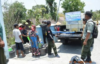 Perhutani KPH Jombang Berikan Bantuan air Bersih Desa Tengah Hutan Di Nganjuk Dampak Kemarau Panjang.