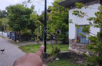 Terkesan Ngawur, Warga Kebontemu Keluhkan Pemasangan Tiang Fiber Optik My Republik