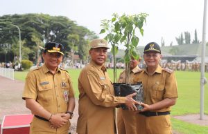 Pj Bupati Jombang Sugiat Memimpin Apel Awal Tahun 2024