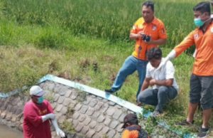 Warga Desa Rejoslamet Kecamatan Mojowarno Heboh Adanya Penemuan Mayat Bayi Perempuan Di Saluran Air.