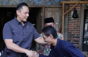 Pengusaha Mebel di Semarang Mengaku Senang, Terima Sertipikat Tanah Elektronik dari Menteri AHY