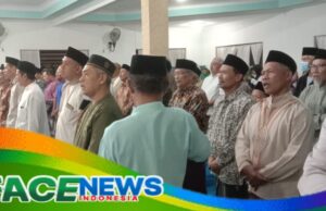 Puluhan warga desa Megaluh datangi balai desa malam malam
