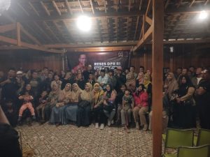 Banyu Biru Djarot Bersama Para Warga