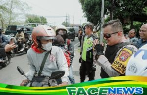 Pantau Arus Balik Lebaran, Kapolres Jombang Bagikan Helm dan Kacamata Gratis