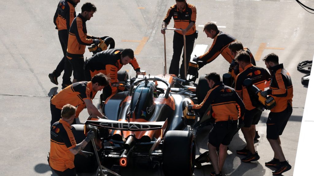 Tim McLaren memperbaiki mobil F1 di pit lane GP Cina sebelum gagal start akibat masalah power unit